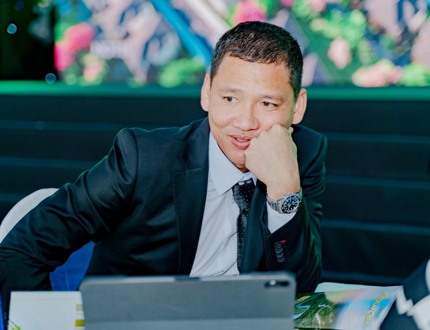 Nguyễn Anh Đức: Huyền thoại bóng đá Việt Nam từ cầu thủ đến HLV 7 Ngoài sự nghiệp quần đùi áo số, Nguyễn Anh Đức còn là doanh nhân thành đạt với nhiều lĩnh vực đầu tư.