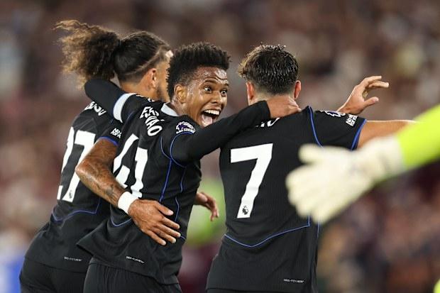 Estevao (giữa) ăn mừng bàn thắng của Chelsea cùng các đồng đội.