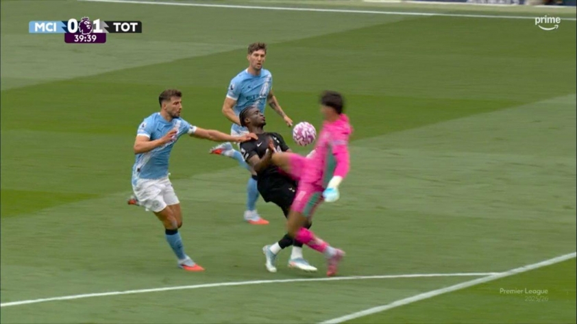 James Trafford gây sốc: Mua Donnarumma thay vì Guardiola? 6 James Trafford lao ra cản phá cũng dở - Ảnh: @ThaEuropeanLad