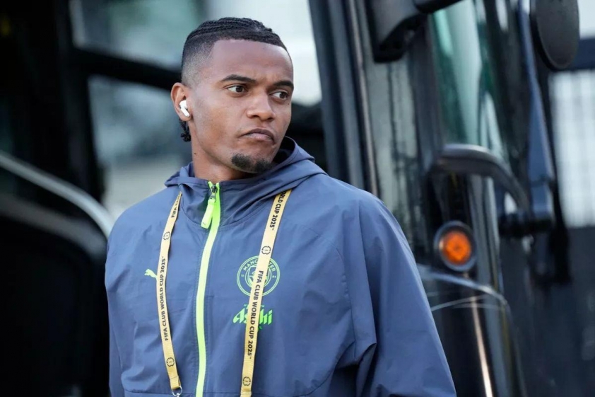 Manuel Akanji đối mặt với tương lai bất định (Ảnh: The Mirror).