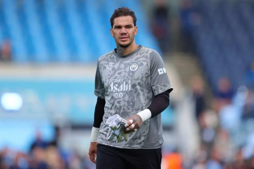 Ederson tiếp tục mất suất bắt chính vào tay Trafford (Ảnh: The Mirror).