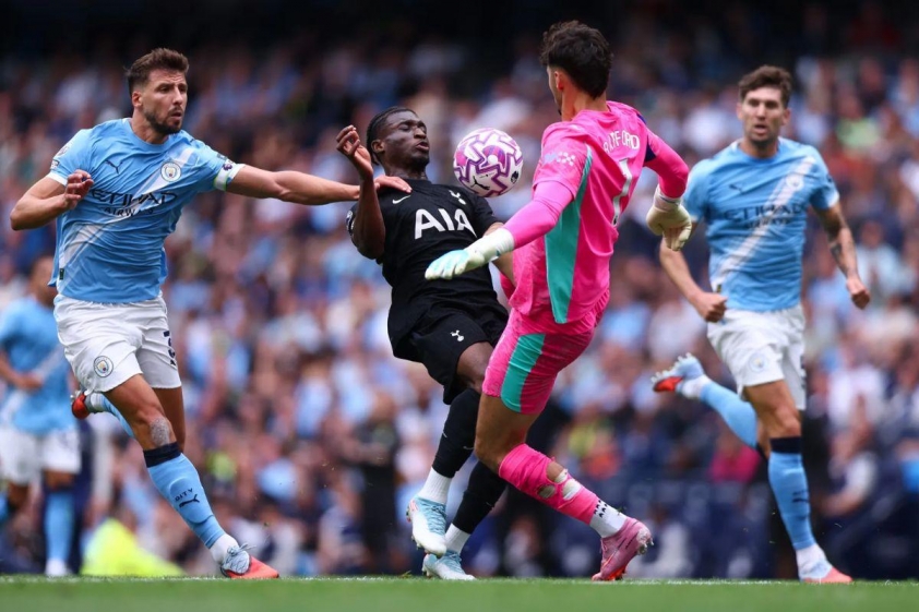 Trafford đã va chạm với Kudus trong hiệp 1 trận đấu giữa Manchester City và Tottenham (Ảnh: The Sun).