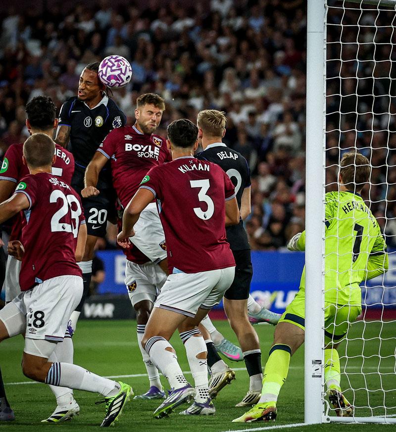 Pedro đánh đầu ghi bàn cho Chelsea - Ảnh: @brfootball