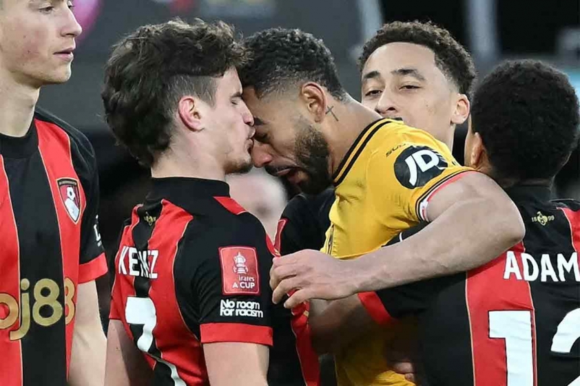 Matheus Cunha xô xát với Milos Kerkez vào tháng 3/2025 (Ảnh: FA Cup).