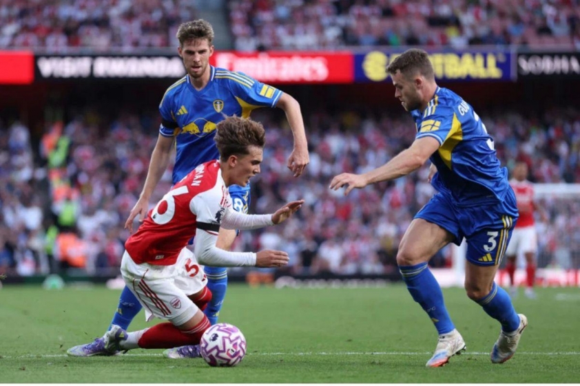 Dowman mang về một quả phạt đền cho Arsenal (Ảnh: Arsenal Insider).