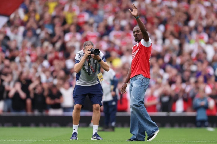 Arsenal đã đánh bại đối thủ Tottenham để có được chữ ký của Eze (Ảnh: The Sun).