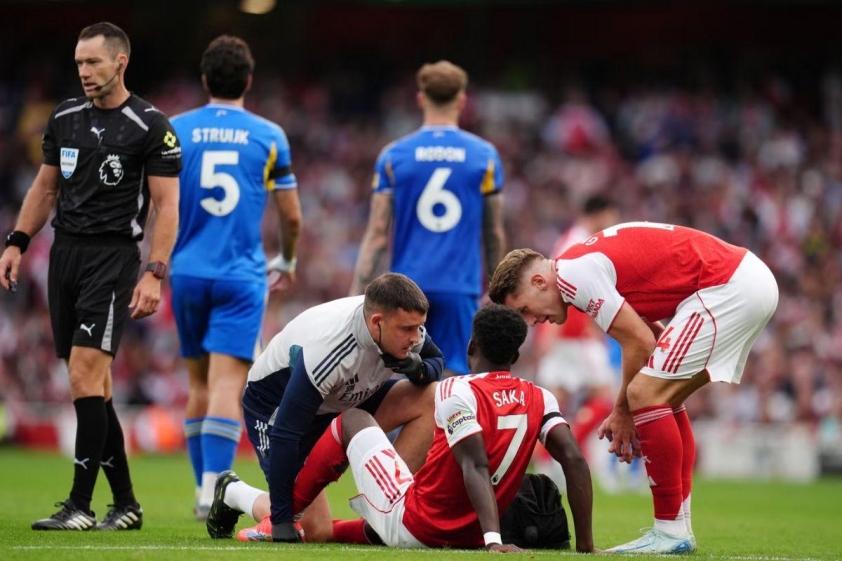 Bukayo Saka bị chấn thương trong hiệp 2 (Ảnh: The Independent).