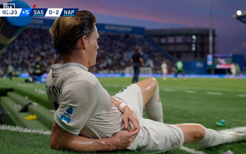 Cầu thủ người Scotland nhẹ nhàng thư giãn sau khi tỏa sáng trong hiệp 1. (Nguồn: DAZN Italia)