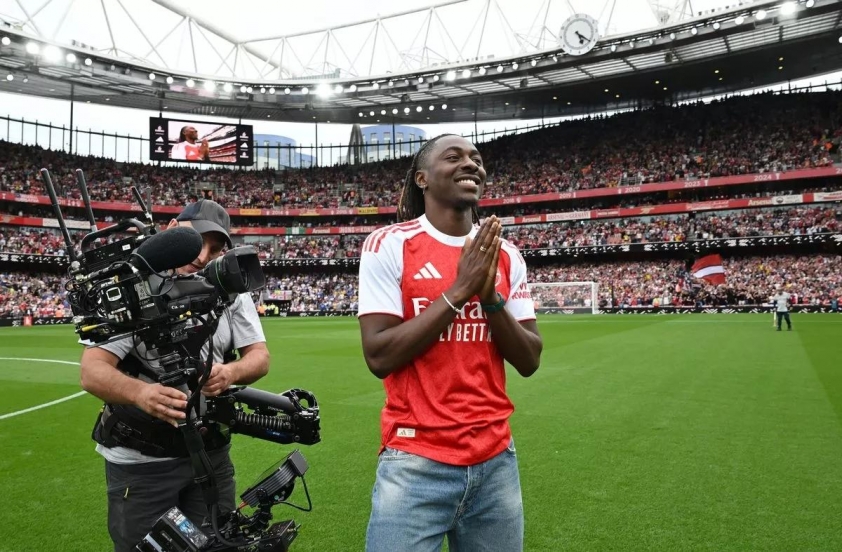 Eze được Arsenal giới thiệu trước khán giả tại Emirates trong trận thắng 5-0 trước Leeds
