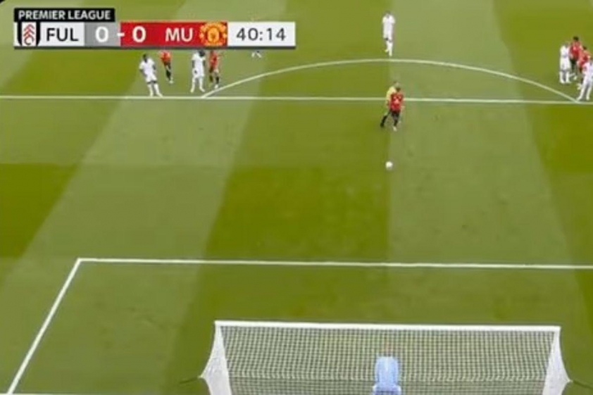 Bruno Fernandes va chạm với trọng tài trước khi thực hiện quả phạt đền (Ảnh: Daily Mail).