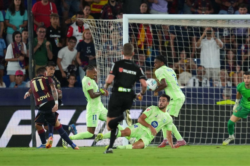 Alejandro Balde để bóng chạm tay trong vòng cấm (Ảnh: Football Espana).