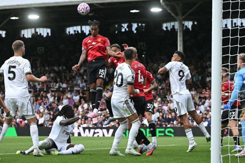 Tình huống dẫn đến bàn thắng mở tỉ số của MU (Ảnh: Sky Sports).
