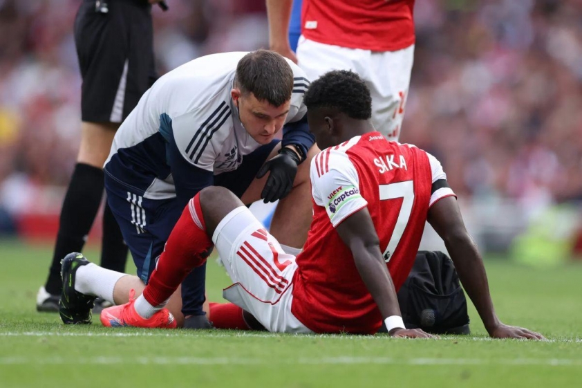 Saka sau đó cũng rời sân trong hiệp 2 (Ảnh: talkSPORT).