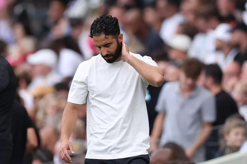 Ruben Amorim cho rằng MU “quên cách chơi bóng” sau khi dẫn trước Fulham (Ảnh: The Mirror).