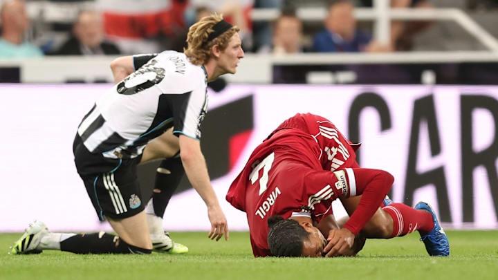 Van Dijk đau đớn sau cú va chạm của Gordon.