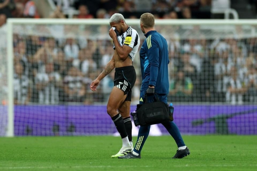 Joelinton xúc động khi rời sân vì chấn thương Nguồn: Getty