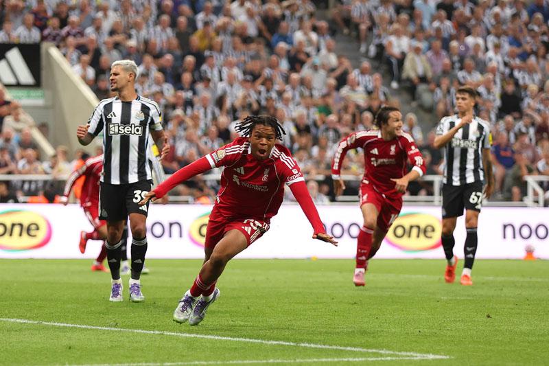 Rio Ngumoha ghi bàn vào lưới Newcastle - Ảnh: @premierleague