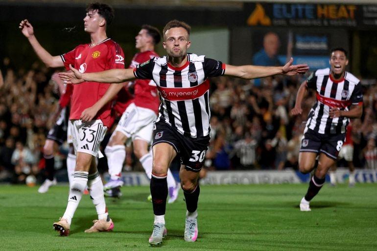 Charles Vernam của Grimsby Town ăn mừng khi ghi bàn thắng đầu tiên vào lưới Manchester United (Ảnh: Getty)