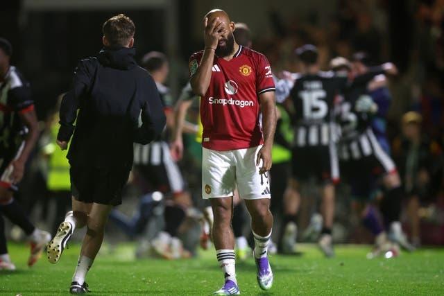 Bruno gây chú ý khi phản ứng lại CĐV Grimsby chế giễu Mbeumo 4 Mbeumo cúi đầu rời chấm 11m trong trạng thái suy sụp (Ảnh: Getty)