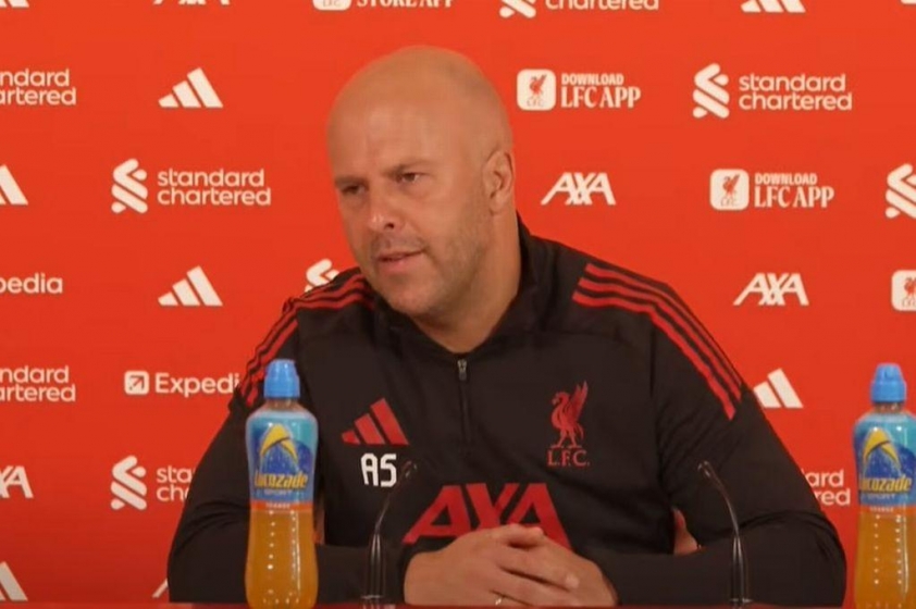 Arne Slot phát biểu tại buổi họp báo trước trận đấu lớn của Liverpool với Arsenal (Ảnh: ECHO)