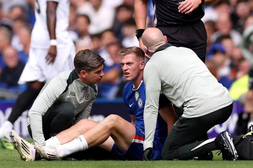 Chelsea gặp tổn thất lớn dù thắng Fulham 4 Liam Delap rút khỏi sân đấu khi trận đấu chỉ mới kéo dài được 14 phút (Ảnh: PlayCore).