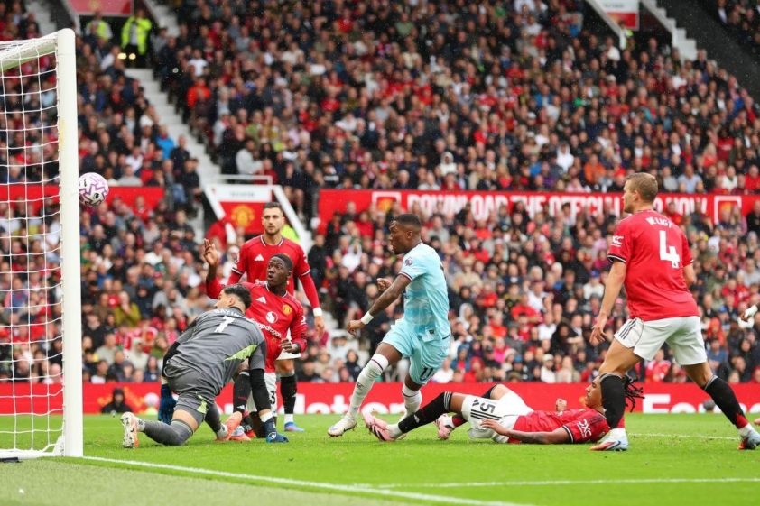 Altay Bayindir chứng kiến ​​Jaidon Antony của Burnley ghi bàn gỡ hòa 2-2 (Ảnh: The Sun).