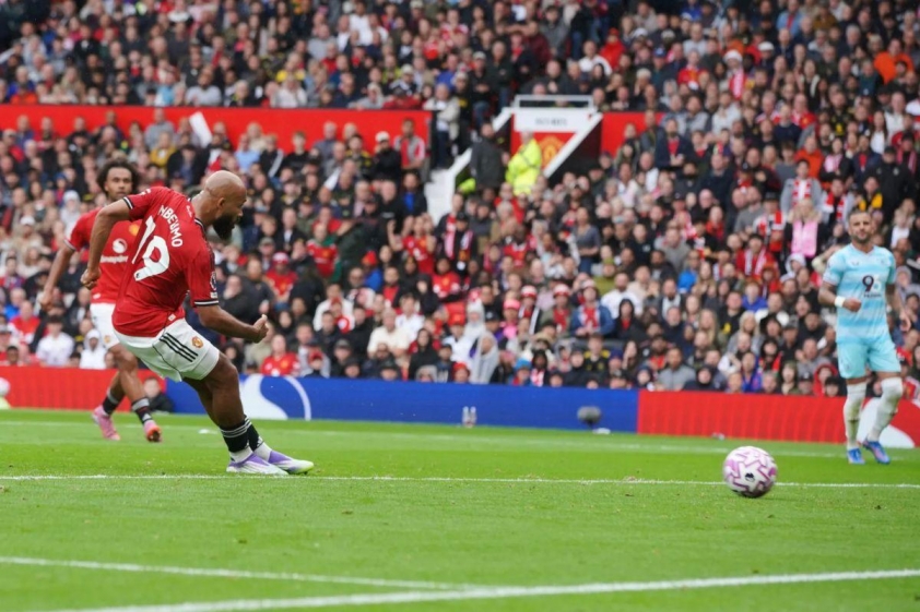 Bryan Mbeumo đưa MU vươn lên dẫn trước chưa đầy 2 phút sau bàn gỡ hòa của Burnley (Ảnh: The Sun).