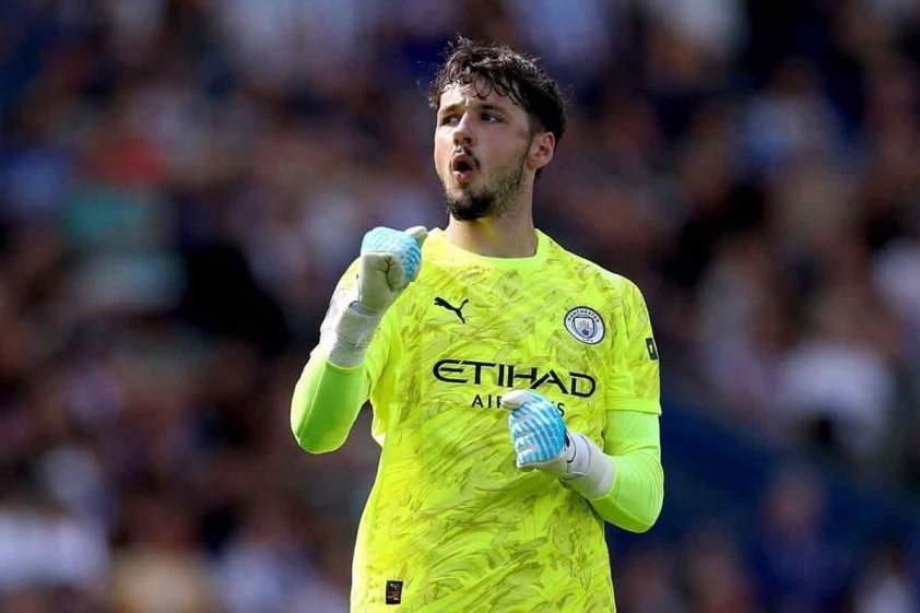 Man City đã tìm được người thay thế xứng đáng cho Ederson! 5 James Trafford đã thể hiện rất toàn diện, từ khả năng cản phá cho đến khả năng phân phối bóng (Ảnh: Manchester City).