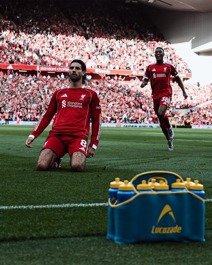 Szoboszlai tỏa sáng với màn trình diễn xuất sắc trước Arsenal 4 Ngoài bàn thắng, Szoboszlai hôm nay cũng đã làm rất tốt nhiệm vụ phòng ngự khi được giao đá hậu vệ phải (Ảnh: Liverpool FC).