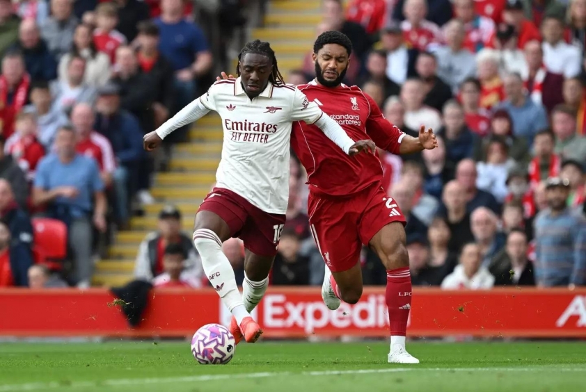 Eberechi Eze đang nhận được sự ủng hộ trên hàng công của Pháo thủ. (Ảnh: SPORTbible)