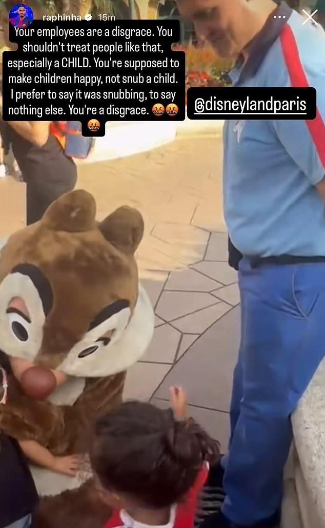 Raphinha tố Disneyland Paris phân biệt đối xử với con trai anh trên Instagram cá nhân.