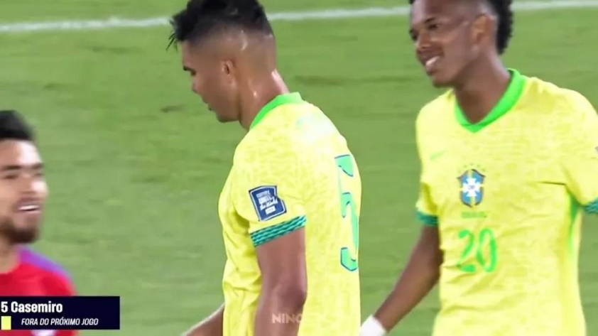Casemiro 'chỉnh' đàn em rồi lạnh lùng rời đi, Estevao chỉ biết cười trừ. (Ảnh: Nền tảng X)