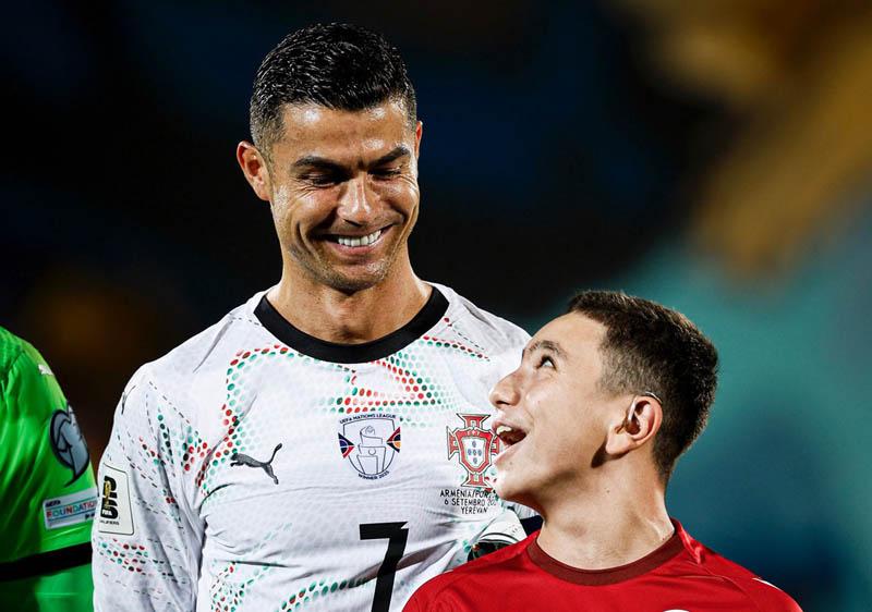 Khoảnh khắc đẹp của Ronaldo trước trận gặp Armenia - Ảnh: @portugalteam