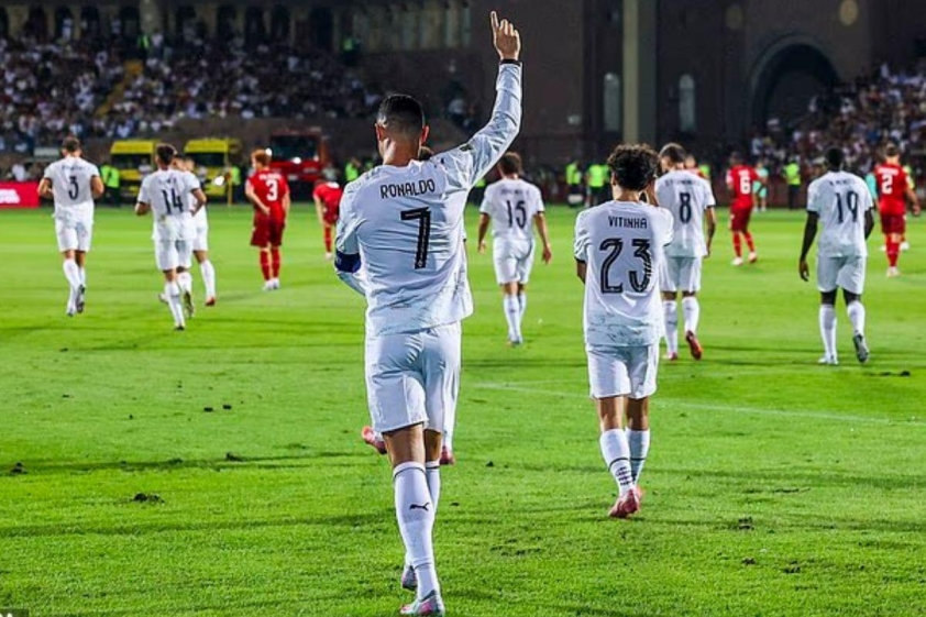 Ronaldo chỉ tay lên trời sau khi ghi bàn trong trận đấu đầu tiên của Bồ Đào Nha kể từ khi Jota qua đời (Ảnh: Daily Mail).
