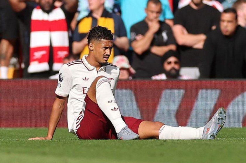 Saliba sẽ phải ngồi ngoài từ 3 đến 4 tuần sau khi dính chấn thương mắt cá trong trận gặp Liverpool (Ảnh: BBC).