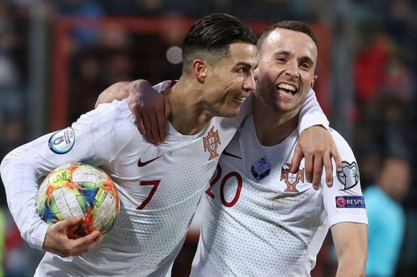 Jota và Ronaldo đã từng thi đấu cùng nhau cho đội tuyển Bồ Đào Nha 32 lần (Ảnh: Daily Mail).