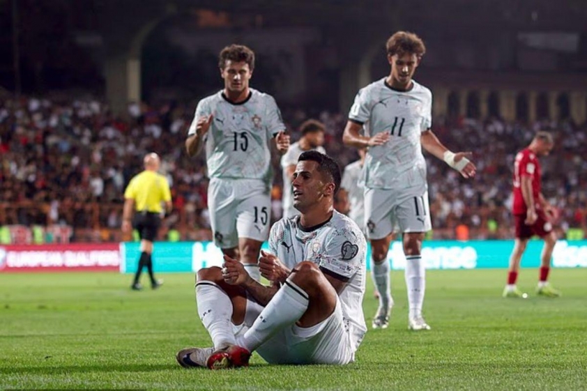Cancelo cũng đã tôn vinh Jota bằng cách thực hiện màn ăn mừng chơi PlayStation (Ảnh: Daily Mail).