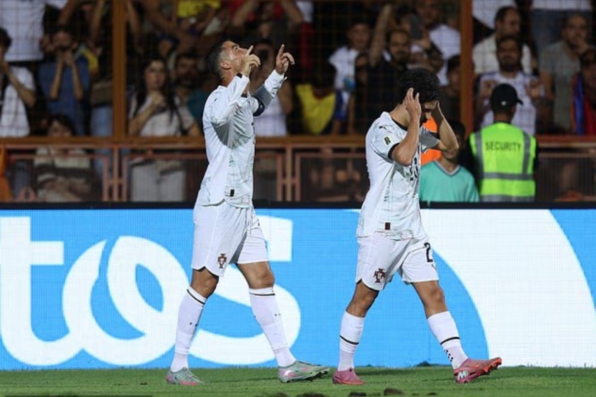 Ronaldo đã tri ân Jota sau khi ghi bàn ở phút thứ 21 (Ảnh: Daily Mail).