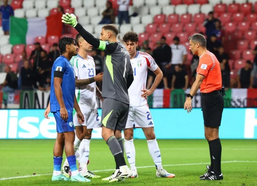 Donnarumma đã được cứu khỏi sai lầm đáng xấu hổ khi không công nhận bàn thắng. (Ảnh: The Sun)