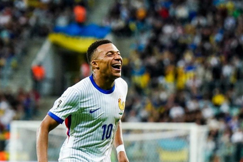 Quả bóng vàng cũng là danh hiệu mà Mbappe muốn chạm tới. (Ảnh: Icon sports)