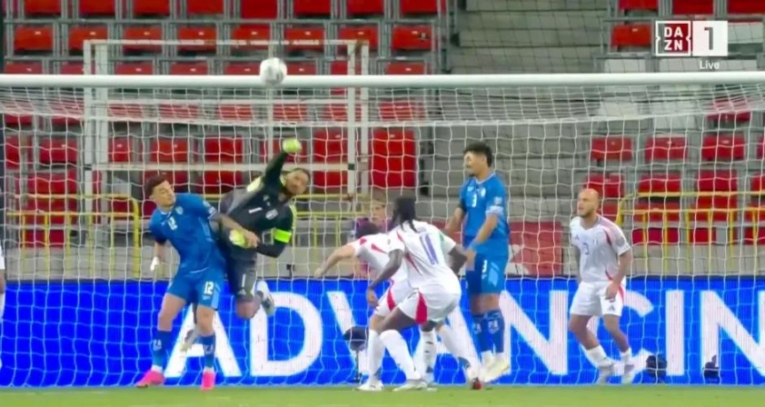Donnarumma đấm bóng thẳng vào lưới nhà. (Ảnh: The Sun)