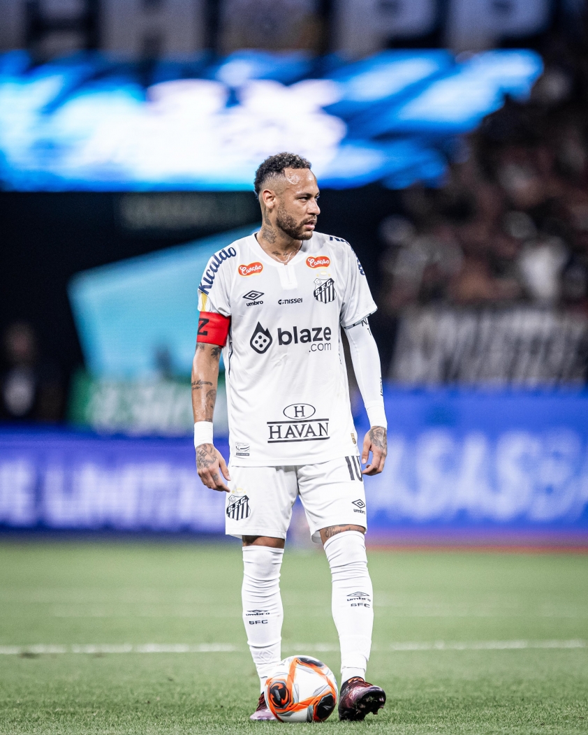 Neymar rất ái ngại khi phải thi đấu trên sân cỏ nhân tạo (Ảnh: Neymar Jr).