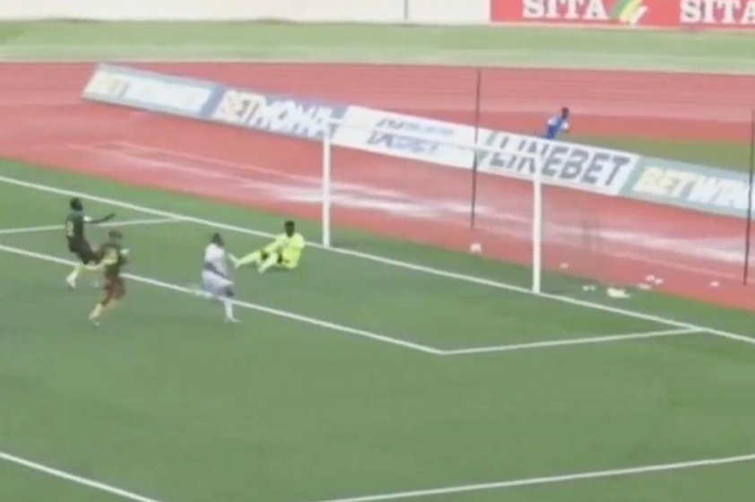 Andre Onana bị Rocha Livramento đánh bại trong bàn thắng của Cape Verde (Ảnh: ESPNFC)