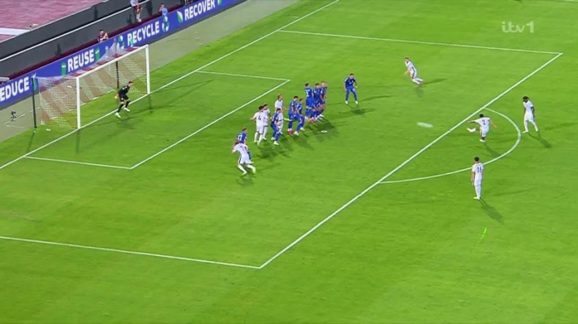 Reece James bị chiếu laser trong trận. (Ảnh: Itv1)