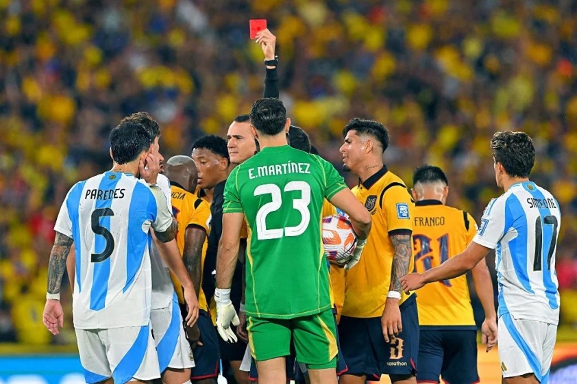  Nicolás Otamendi bị nhận thẻ đỏ và sẽ treo giò ở trận mở màng. (Ảnh: Yahoo)