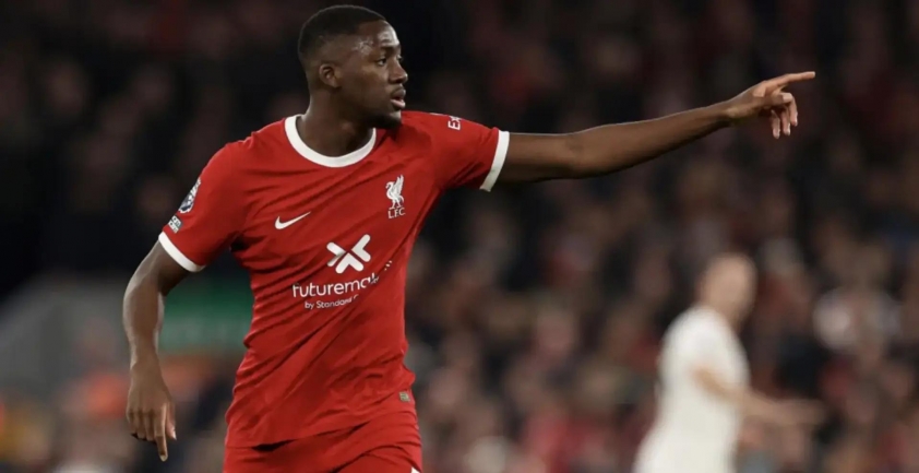 Liverpool vẫn đang nỗ lực thuyết phục trung vệ người Pháp gia hạn hợp đồng. (Ảnh: Tribuna)
