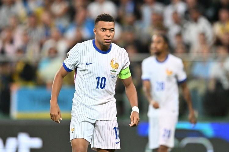Mbappe khẳng định đòi tiền bồi thường sau khi rời PSG đó là quyền lợi của anh và anh đáng được hưởng. (Ảnh: GOAL)