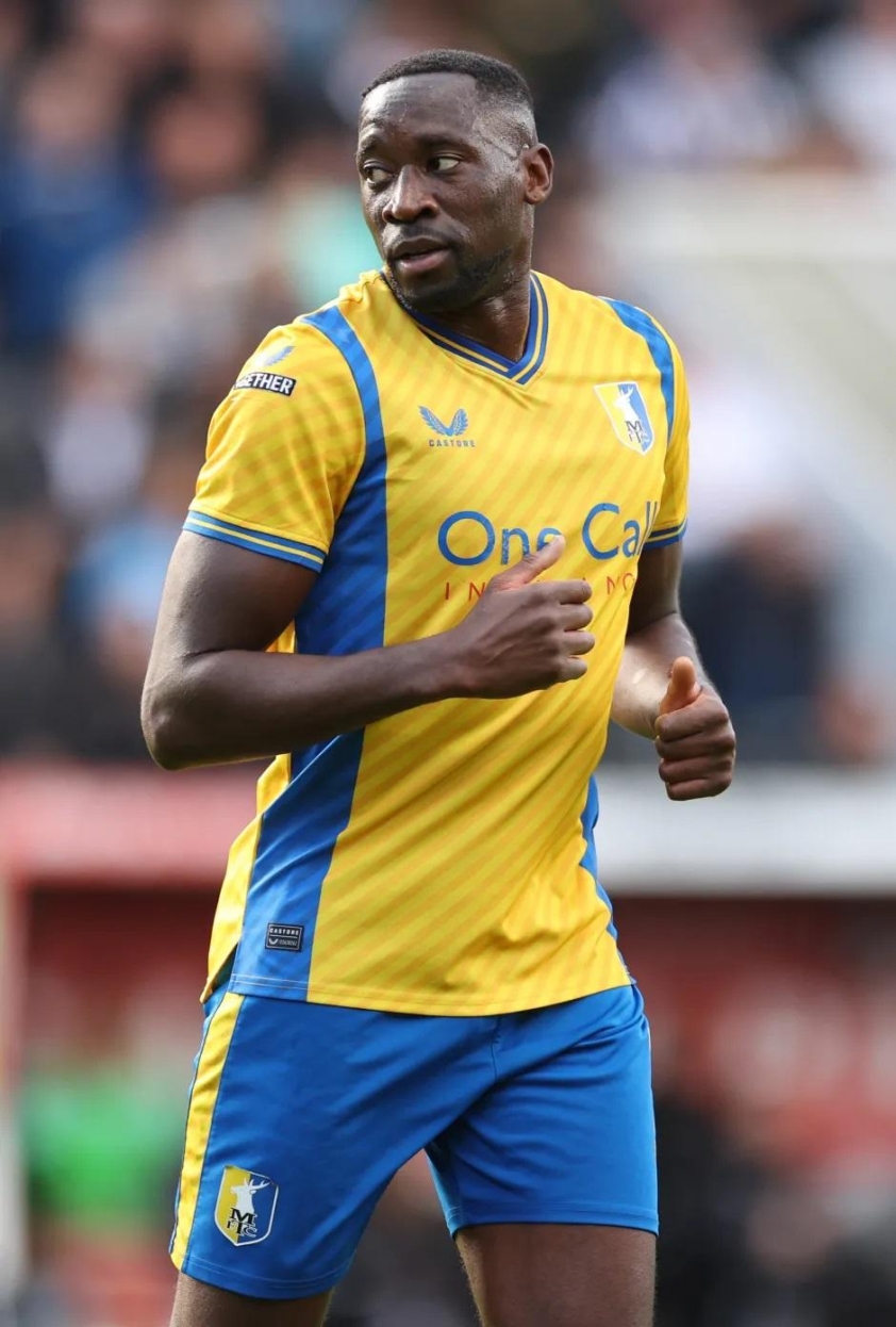 Lucas Akins trong màu áo Mansfield. (Ảnh: The Sun)