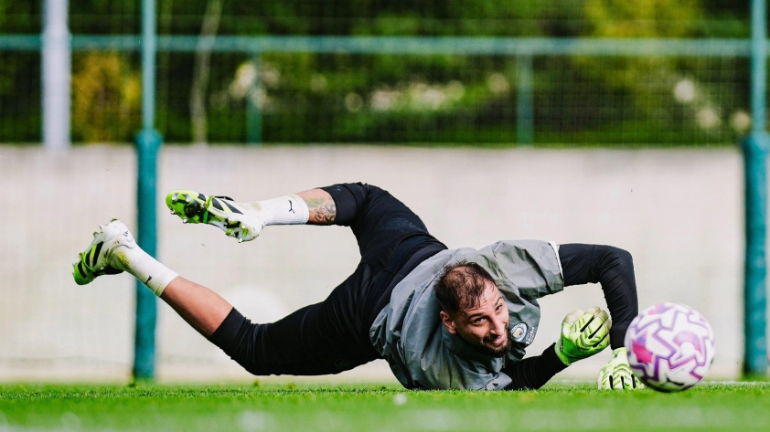 Donnarumma trong 1 buổi tập của Man City - Ảnh: @2has_