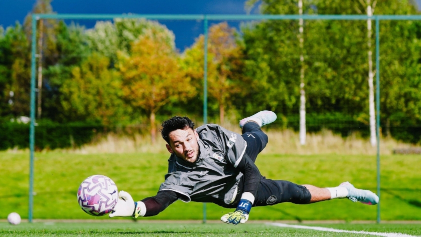James Trafford khó cạnh tranh với Donnarumma? - Ảnh: @2has_